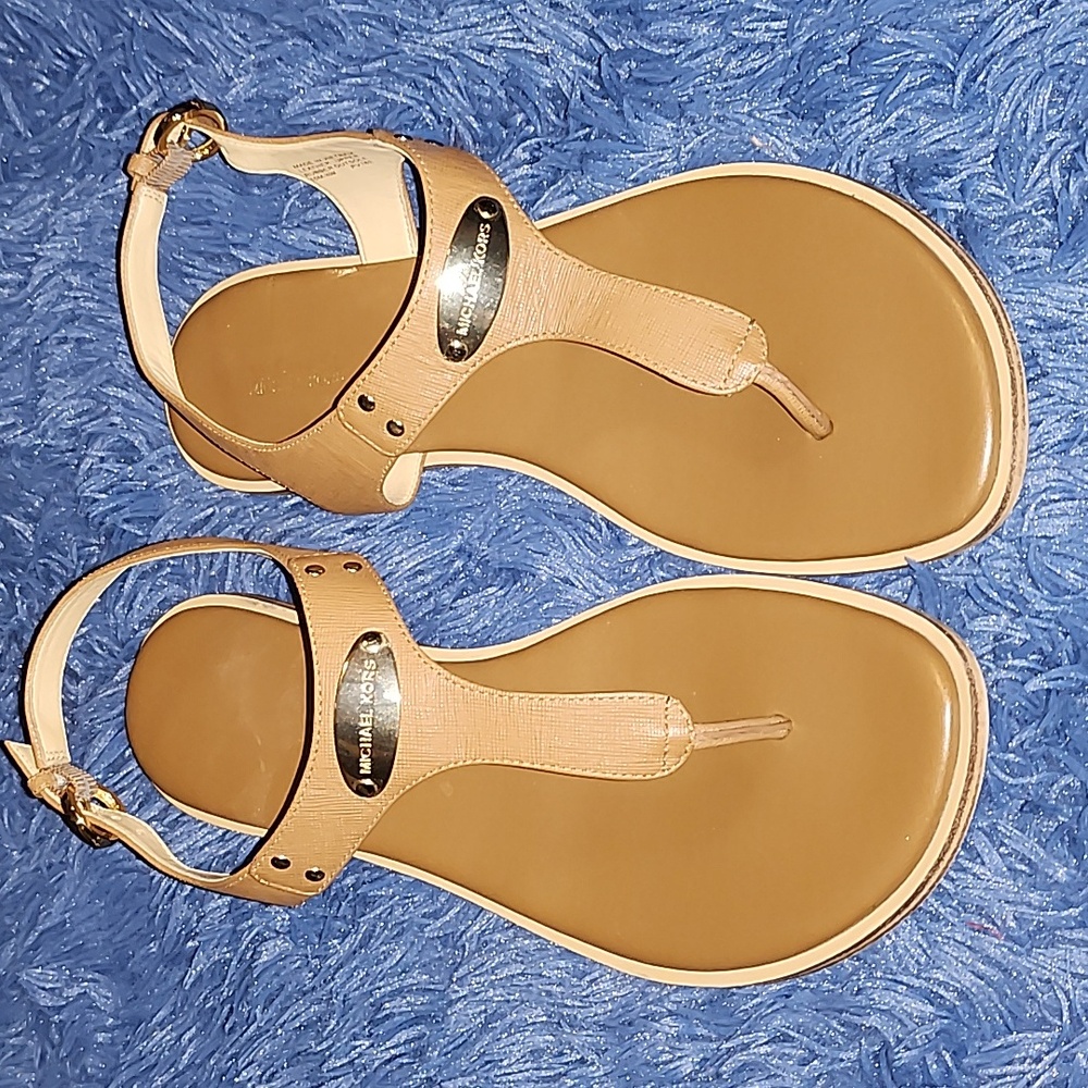 MICHAEL MICHAEL KORS THONG SANDALS.